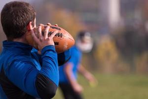 time de futebol americano com treinador em ação foto