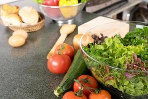 preparação de salada na cozinha foto