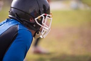 retrato de um jovem jogador de futebol americano foto