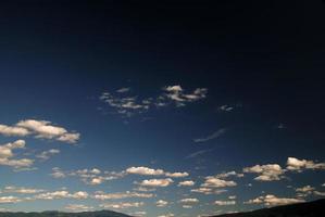 céu azul com nuvens dramáticas foto