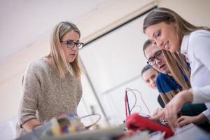 alunos fazendo prática na sala de aula eletrônica foto