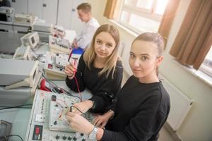 alunos fazendo prática na sala de aula eletrônica foto