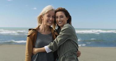 mulheres sorrindo e curtindo a vida na praia
