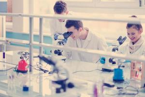 grupo de jovens estudantes de medicina fazendo pesquisa foto