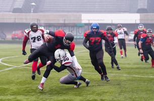 jogo de treinamento de jogadores profissionais de futebol americano foto