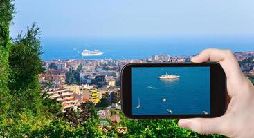 turista tirando foto de navios perto de Cannes