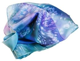 lenço de seda pintado por batik azul isolado foto