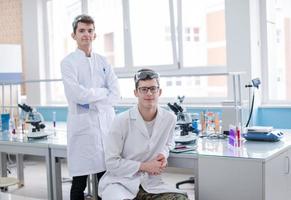 grupo de jovens estudantes de medicina fazendo pesquisa foto