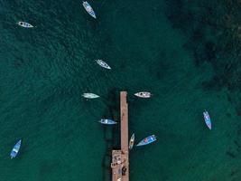 vista aérea de barcos perto de um cais foto