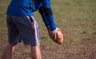 kicker de futebol americano praticando kickoff foto