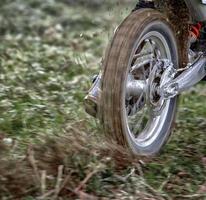 roda de motocicleta girando foto