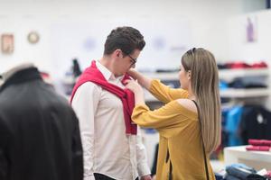 casal na loja de roupas foto