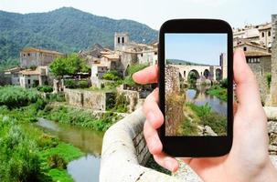 fotografias turísticas da ponte na cidade de besalú foto