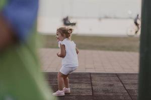 uma menina com roupas modernas de verão brincando no parque no verão. foco seletivo foto