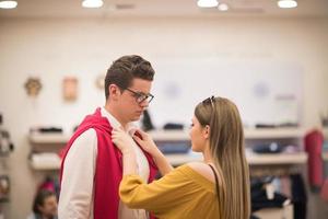 casal na loja de roupas foto