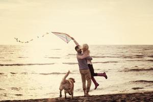 casal feliz aproveitando o tempo juntos na praia foto
