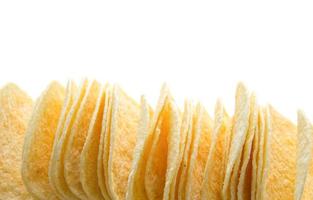 pilha de batatas fritas isoladas no fundo branco foto