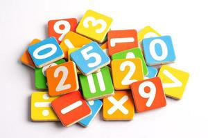 matemática número colorido sobre fundo branco, conceito de ensino de aprendizagem de matemática de estudo de educação. foto