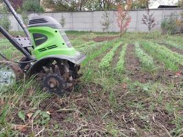 oblast de kyiv, ucrânia - 02 de outubro de 2022 cultivo de canteiros com um cultivador elétrico manual foto