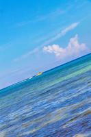 barcos iates navio jetty beach em playa del carmen méxico. foto