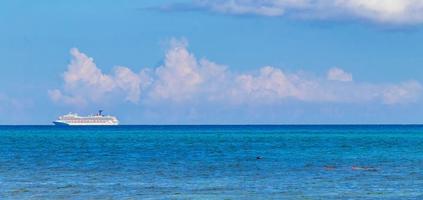 barcos iates navio jetty beach em playa del carmen méxico. foto