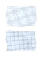 papéis rasgados de matemática isolados no fundo branco foto