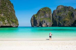 belas paisagens da praia da baía de maya na ilha de phi phi, krabi, tailândia. Marco, destino de viagem no sudeste da ásia, férias e conceito de férias foto