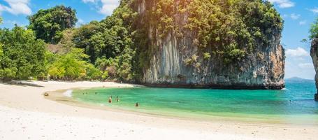 bela praia na ilha de hong, krabi, tailândia. Marco, destino de viagem ao sudeste da ásia, férias, conceito tropical e de férias foto