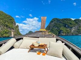 viagem privada de barco longtail à ilha com piquenique de comida exótica, krabi, tailândia. marco, destino, viagens na ásia, férias, desejo de viajar e conceito de férias foto