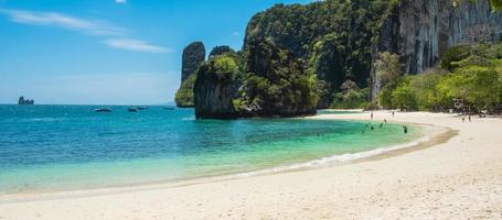 bela praia na ilha de hong, krabi, tailândia. Marco, destino de viagem ao sudeste da ásia, férias, conceito tropical e de férias foto