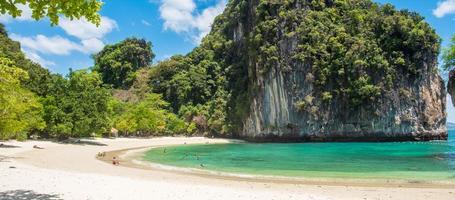 bela praia na ilha de hong, krabi, tailândia. Marco, destino de viagem ao sudeste da ásia, férias, conceito tropical e de férias foto
