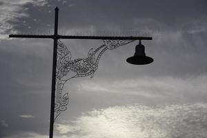 poste de luz no templo de mármore, bangkok, tailândia foto