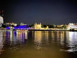 uma vista do rio Tamisa em Londres à noite foto