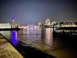 uma vista do rio Tamisa em Londres à noite foto