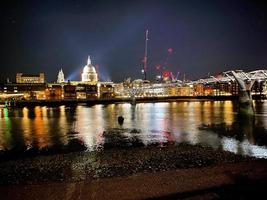 uma vista do rio Tamisa em Londres à noite foto