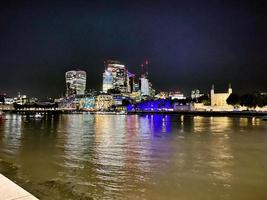 uma vista do rio Tamisa em Londres à noite foto