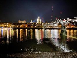 uma vista do rio Tamisa em Londres à noite foto