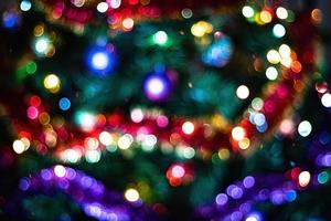 luzes de desfocagem coloridas brilhantes. fundo festivo de natal. foto