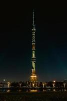 torre ostankino em moscou, visão noturna, moldura vertical foto