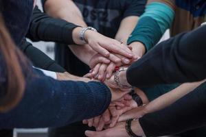 alunos comemorando projeto concluído com sucesso foto