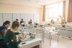 alunos fazendo prática na sala de aula eletrônica foto