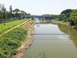 uma ponte pedonal foto