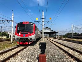 surakarta - indonésia, agosto de 2022 trem elétrico com bandeiras vermelhas e brancas por ocasião do dia da independência da indonésia foto