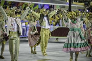 rio, brasil - 12 de fevereiro de 2018 - desfile da escola de samba no sambodromo. mangueira foto