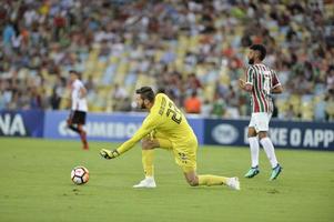 rio, brasil - 11 de abril de 2018 - goleiro julio cesar em partida entre fluminense e nacional potossi pelo campeonato sulamerica no estádio do maracanã foto