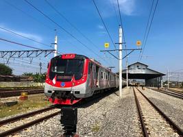 surakarta - indonésia, agosto de 2022 trem elétrico com bandeiras vermelhas e brancas por ocasião do dia da independência da indonésia foto