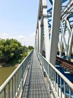 a ponte pedonal ao lado da ponte ferroviária foto