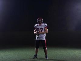 retrato de jogador de futebol americano confiante foto