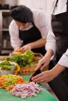 cozinheiros e chefs de equipe preparando a refeição foto