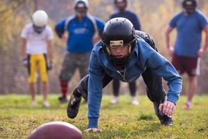 jogador de futebol americano em ação foto